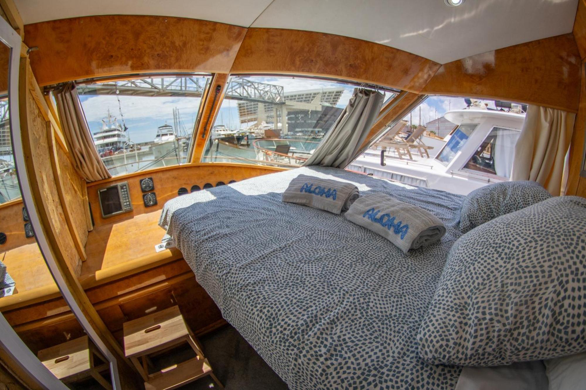 Charter Boat Botel Barcellona