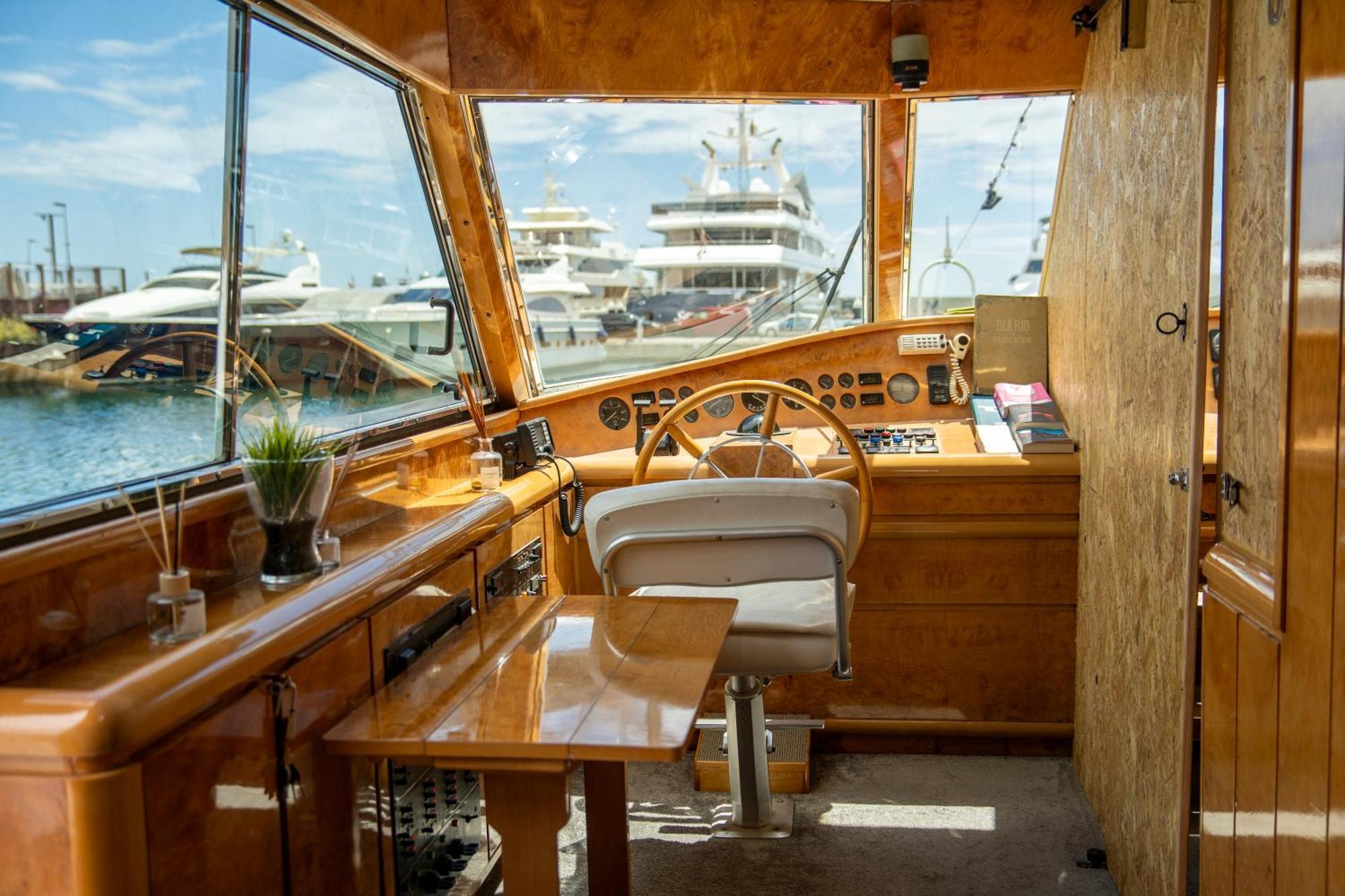 Charter Boat Botel *